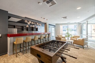 1400 FIG Apartments in Los Angeles, CA - Foto de edificio - Building Photo