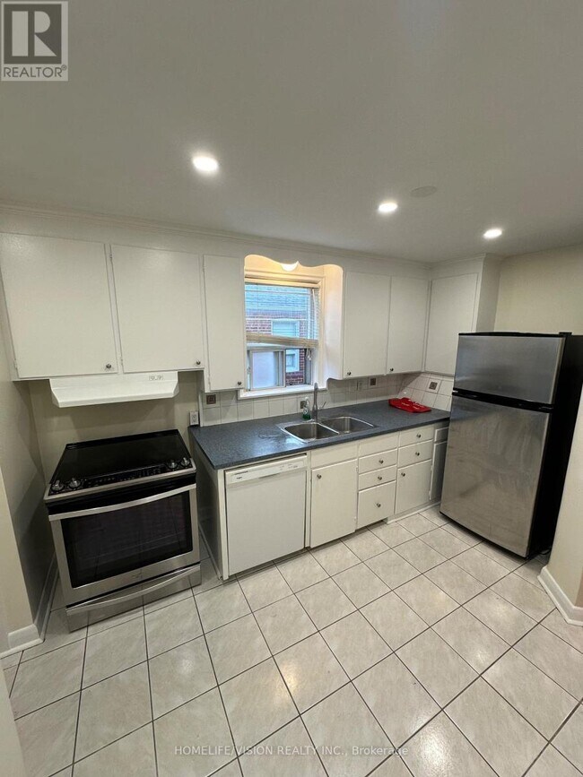 34 Inniswood Dr in Toronto, ON - Building Photo - Building Photo