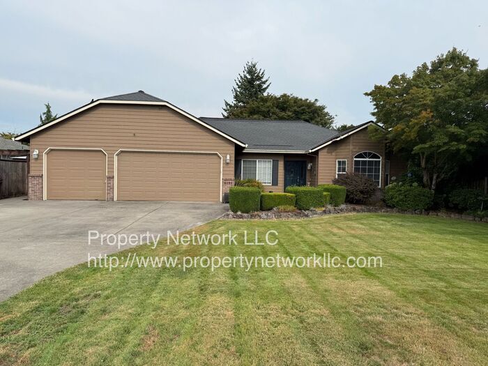 4090 NE 218th Ave in Fairview, OR - Building Photo