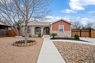 1046 Hillcrest Dr in San Antonio, TX - Building Photo