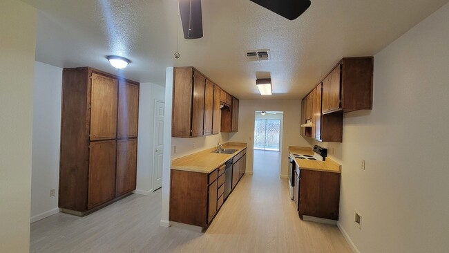 428 Sunnyside Ave in Modesto, CA - Building Photo - Building Photo