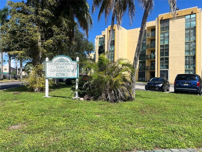 11780 SW 18th St in Miami, FL - Building Photo - Building Photo