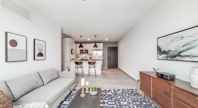 2183 N Elston Ave in Chicago, IL - Building Photo - Building Photo