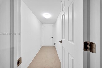 7417 Twin Sabal Dr in Miami Lakes, FL - Building Photo - Building Photo