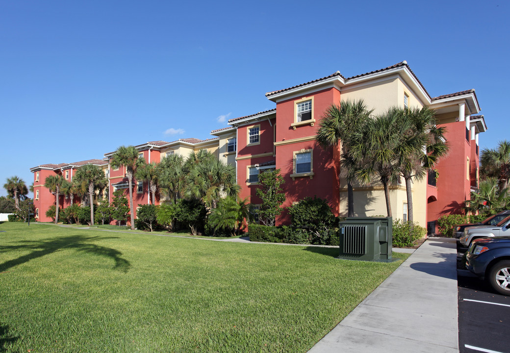 Beachside Apartments in Satellite Beach, FL - Building Photo