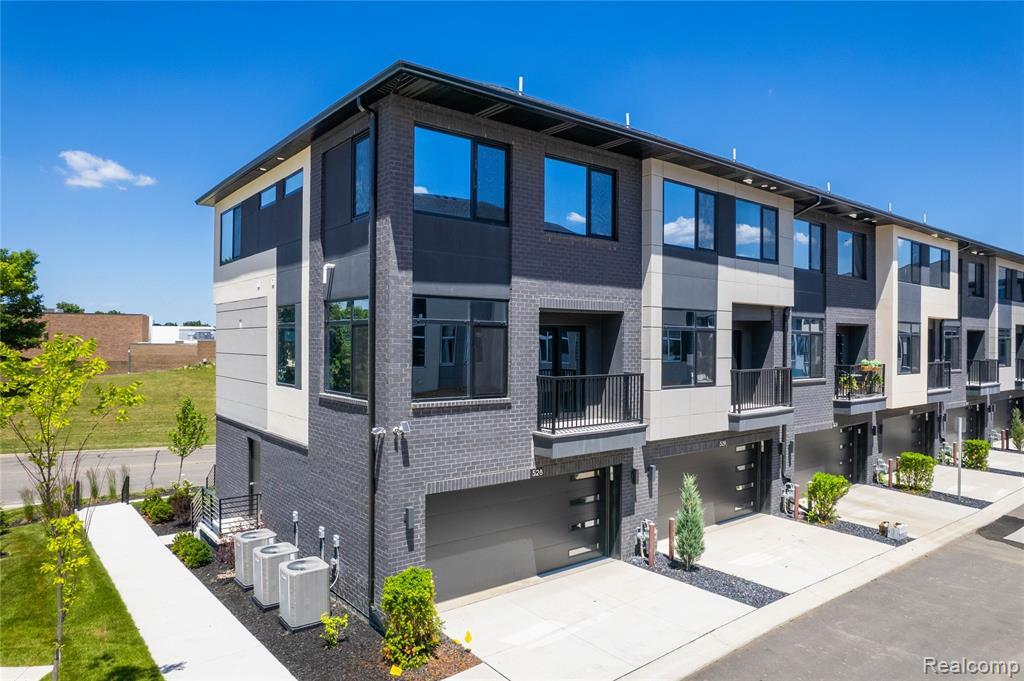 741 Smart Town Dr in Dearborn, MI - Foto de edificio