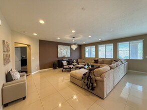 7276 White Bloom Ave in Las Vegas, NV - Building Photo - Building Photo