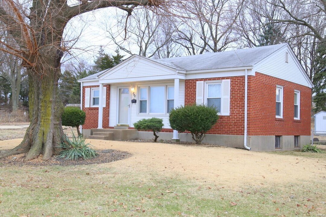 840 Pershall Rd in Florissant, MO - Building Photo