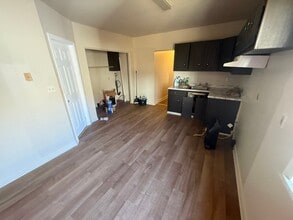 330 2nd St, Unit Apt B in Pitcairn, PA - Foto de edificio - Building Photo