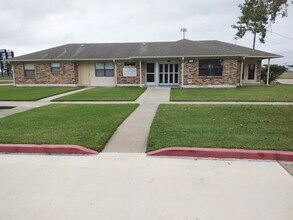 1207 Miracle Dr in Edna, TX - Building Photo - Building Photo