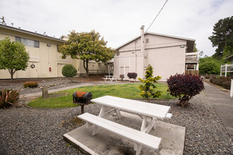 Woodridge Apartments in Arcata, CA - Foto de edificio - Building Photo