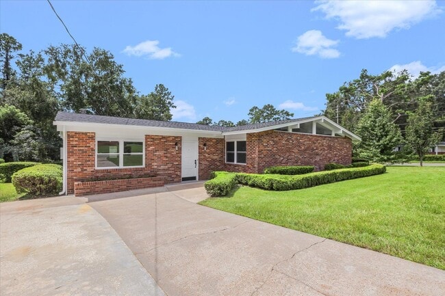 2401 Jim Lee Rd in Tallahassee, FL - Building Photo - Building Photo