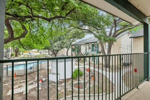1624 Aquarena Springs Dr in San Marcos, TX - Building Photo