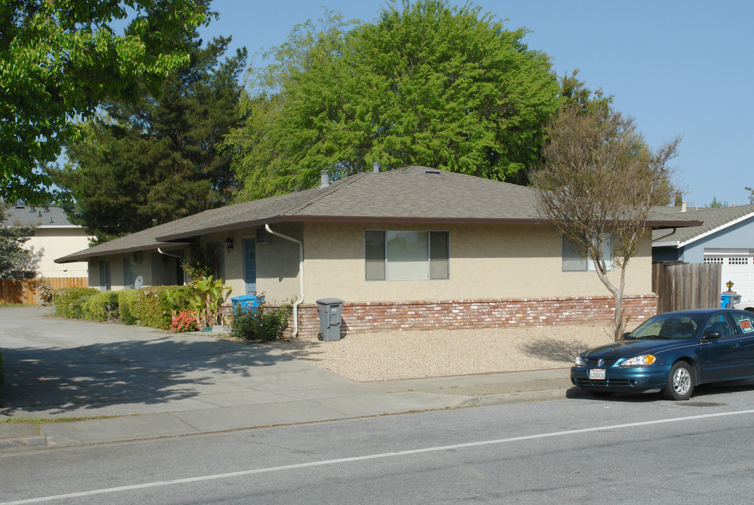 8275 Westwood Dr in Gilroy, CA - Foto de edificio