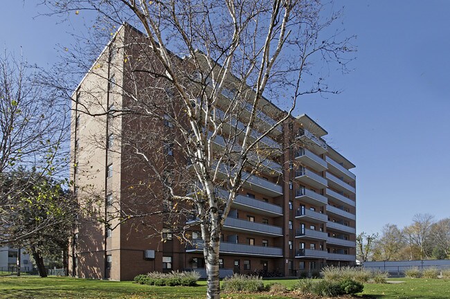 1015 Roosevelt Rd in Mississauga, ON - Building Photo - Building Photo