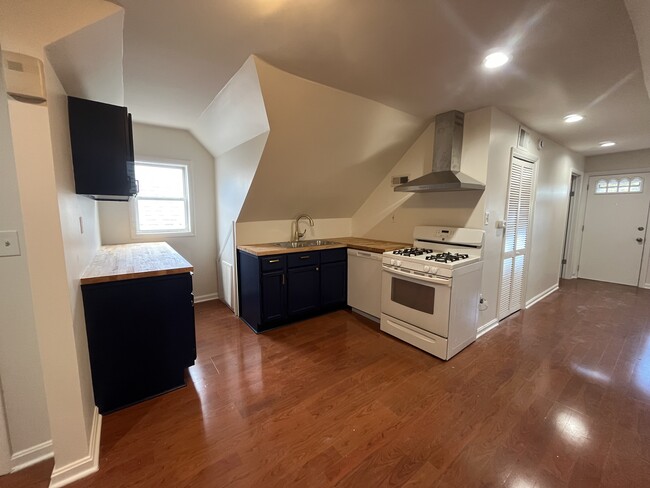 1655 N Artesian Ave, Unit 2