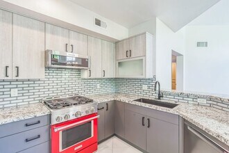 880 E Palm Canyon Dr in Palm Springs, CA - Foto de edificio - Building Photo