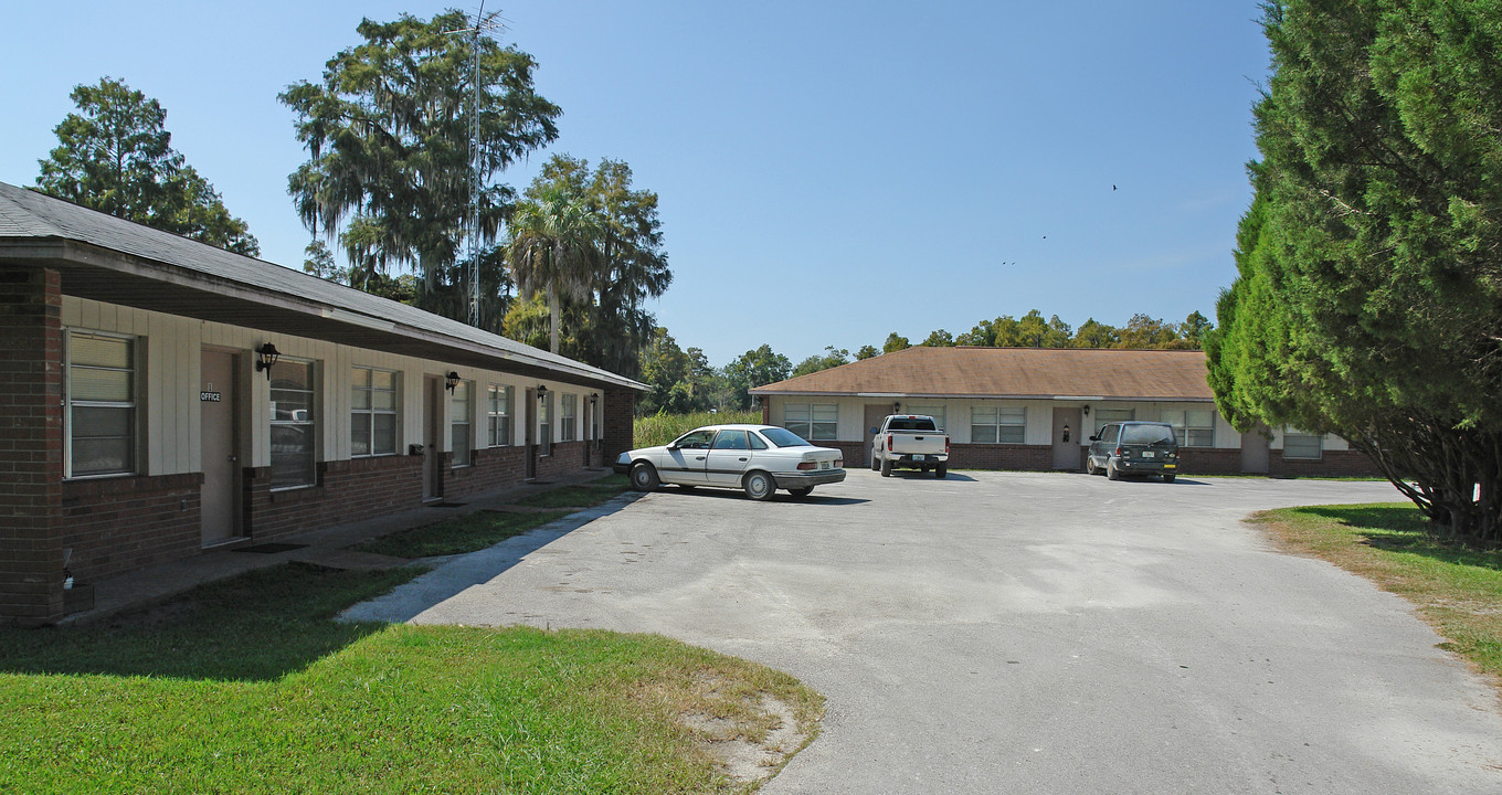 Lake Rousseau Apartments in Crystal River, FL - Building Photo