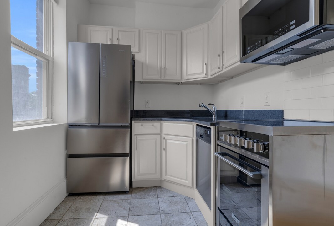 1085 Commonwealth Ave in Boston, MA - Building Photo