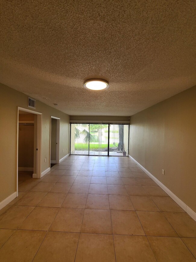 1543 Lake Crystal Dr in West Palm Beach, FL - Building Photo - Building Photo