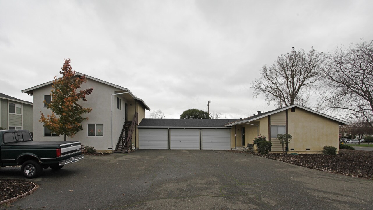 831 Madison St in Petaluma, CA - Building Photo