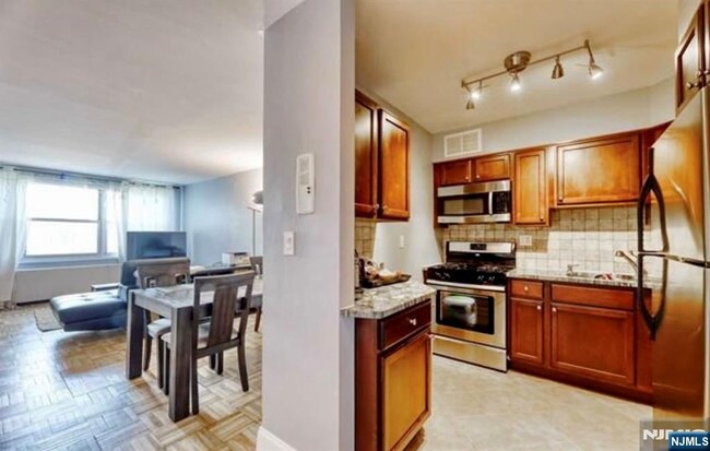 2000 Linwood Ave in Fort Lee, NJ - Building Photo - Building Photo