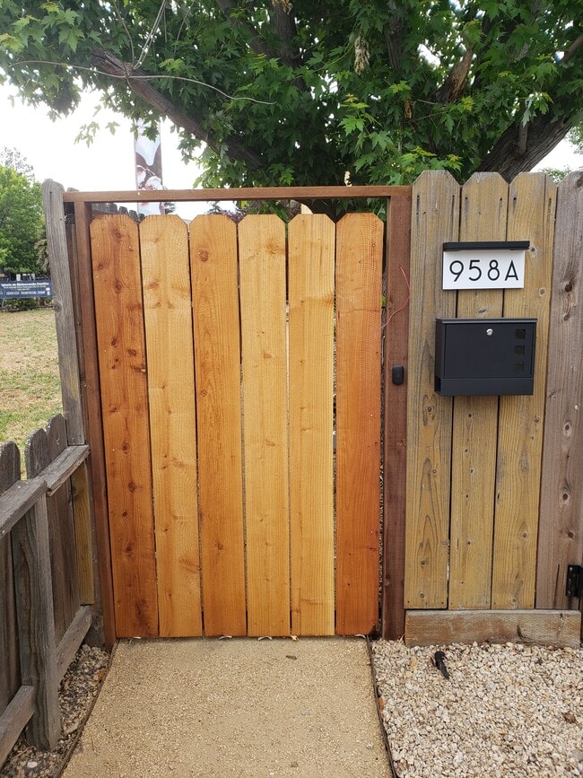 958 10th Ave in Redwood City, CA - Building Photo - Building Photo
