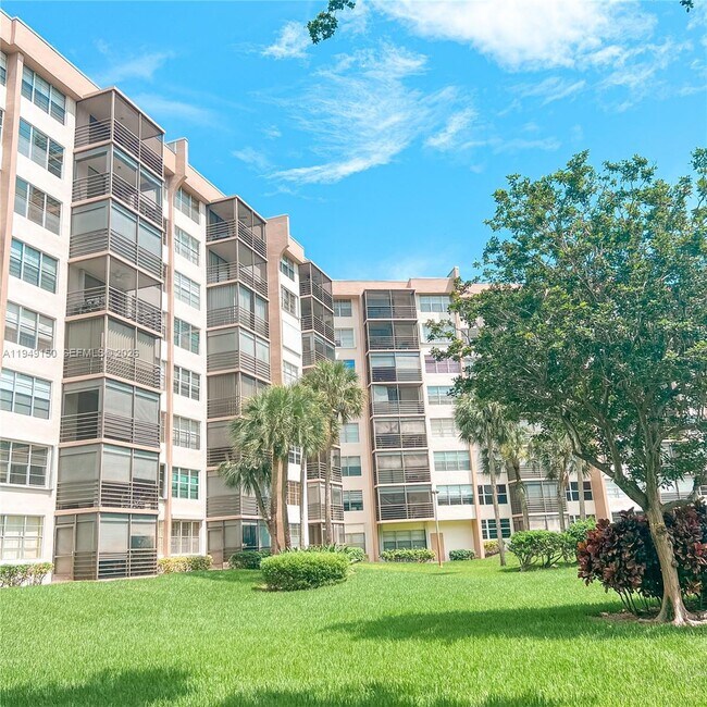 1000 St Charles Pl in Pembroke Pines, FL - Foto de edificio - Building Photo