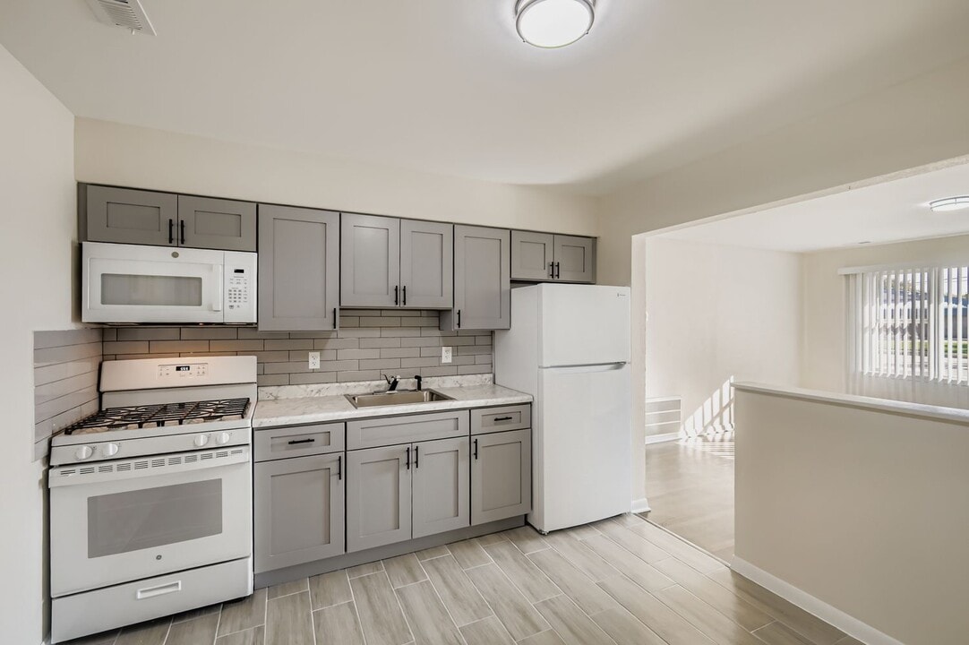 24430-24438 W Eames St in Channahon, IL - Building Photo