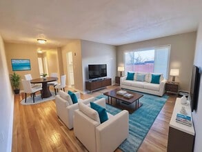 737 Longfellow Street NW in Washington, DC - Foto de edificio - Building Photo