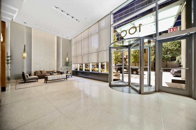 100 E 14th St in Chicago, IL - Foto de edificio - Building Photo