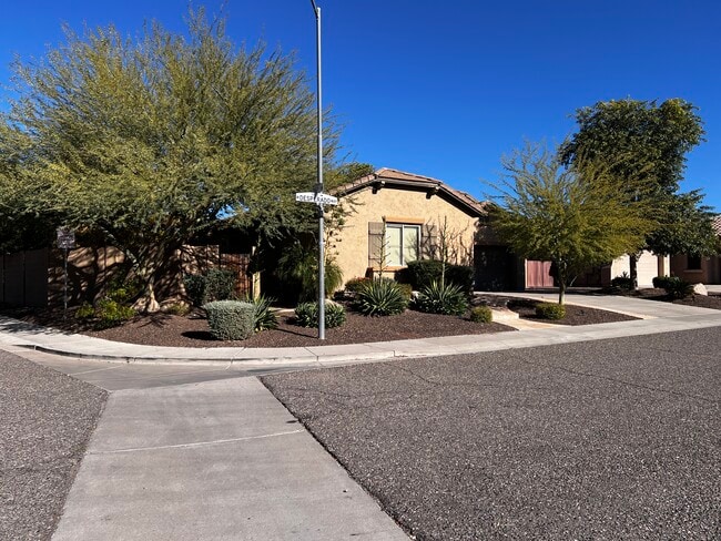 5610 W Desperado Way in Phoenix, AZ - Building Photo - Building Photo