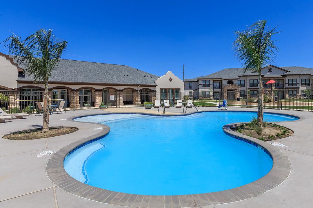 The Heights in Edinburg, TX - Building Photo
