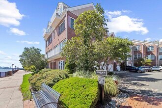 408 Newburgh Ct in West New York, NJ - Building Photo - Building Photo