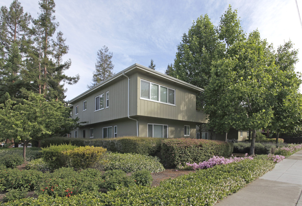 400 Ravenswood Ave in Menlo Park, CA - Building Photo