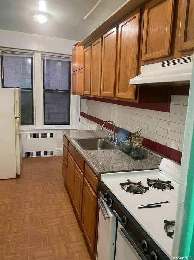 35-45 81st St-Unit -B9 in Queens, NY - Foto de edificio - Building Photo