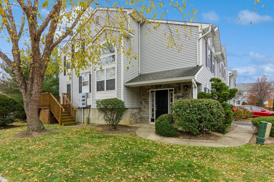 34 Chimney Ct in Old Bridge, NJ - Building Photo