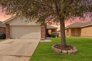 8925 Sun Haven Way in Fort Worth, TX - Building Photo