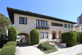 1016 Tiverton Ave in Los Angeles, CA - Foto de edificio - Building Photo