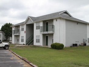 Escondido Creek Apartments in Kenedy, TX - Building Photo - Building Photo