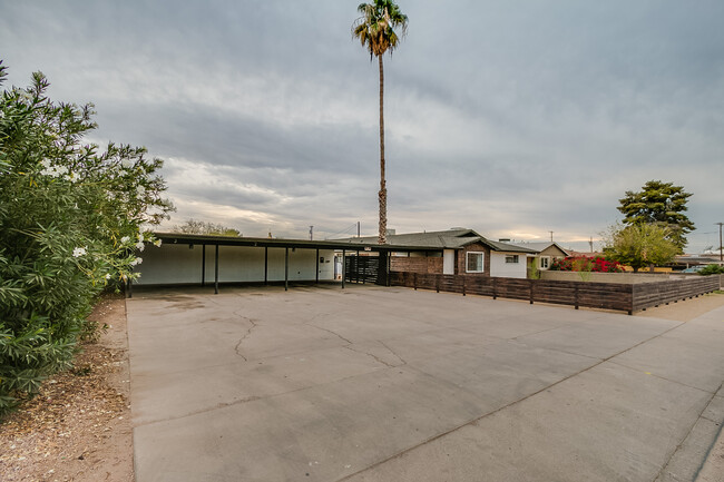 1635 E Oak St, Unit 3 in Phoenix, AZ - Foto de edificio - Building Photo