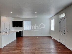 5998 Verdigris Dr in West Jordan, UT - Foto de edificio - Building Photo