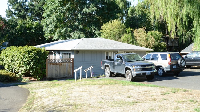 1385 Dollar St in West Linn, OR - Foto de edificio - Building Photo