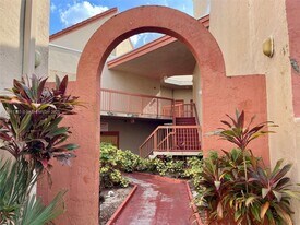 10245 NW 9th St Cir in Miami, FL - Building Photo