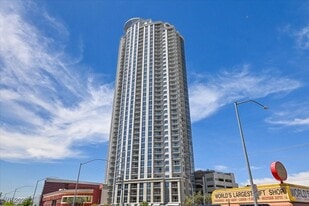 200 W Sahara Ave in Las Vegas, NV - Building Photo