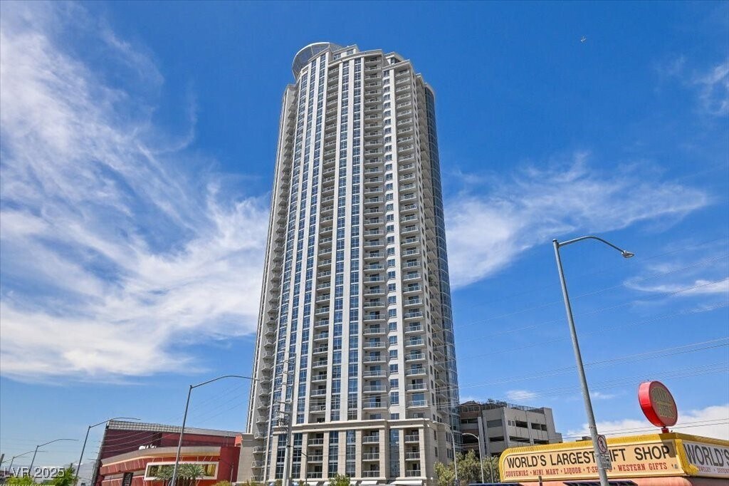 200 W Sahara Ave in Las Vegas, NV - Building Photo