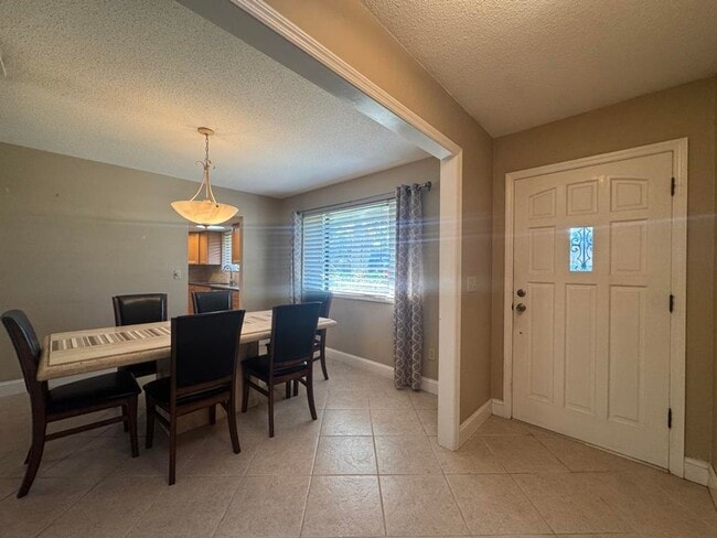 653 Pelican Bay Dr in Daytona Beach, FL - Building Photo - Building Photo
