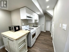 4640 Doug Wright Dr in Burlington, ON - Building Photo - Building Photo