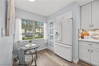 1055 Forest Lakes Dr in Naples, FL - Building Photo - Building Photo