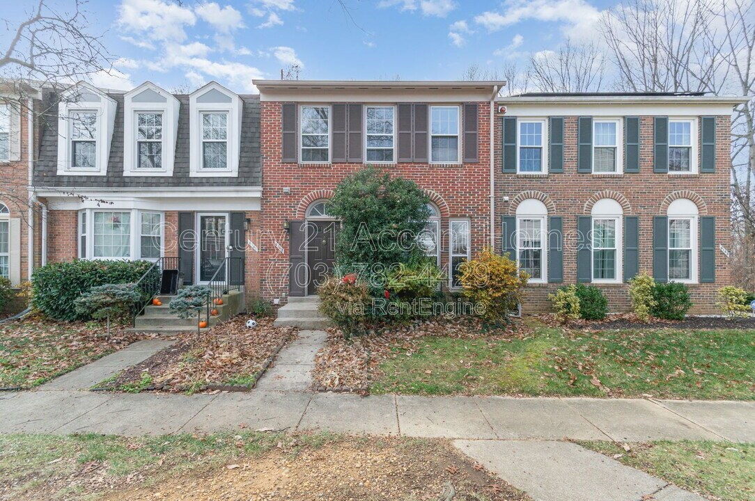 6143 Summer Park Ln in Alexandria, VA - Building Photo